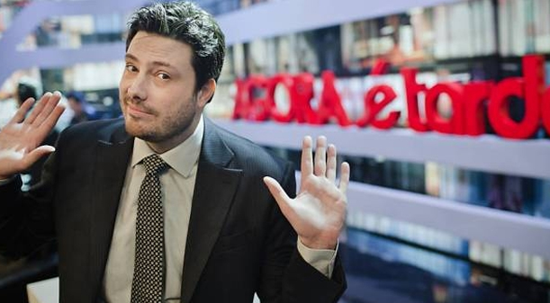 Voz fina do Danilo Gentili é curada pelo fonoaudiólogo Simon.